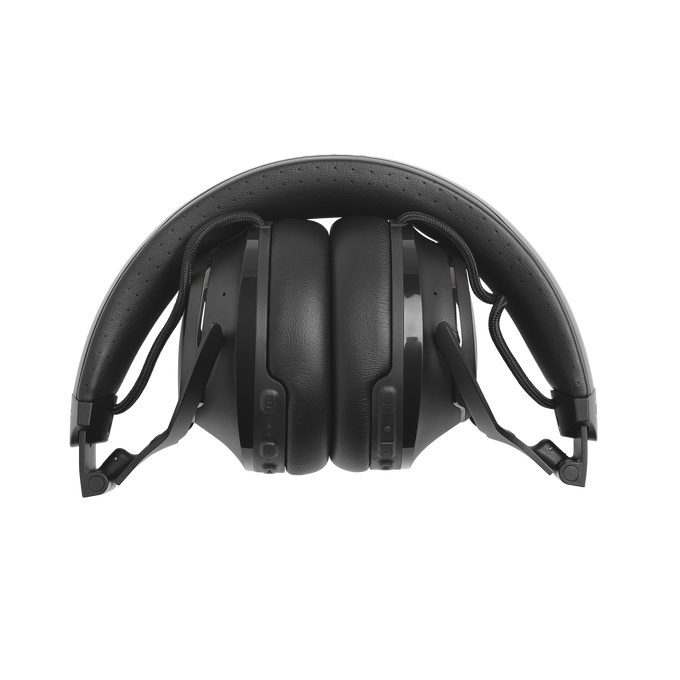 JBL Club 700BT - Black - Wireless on-ear headphones - Detailshot 3 image number null